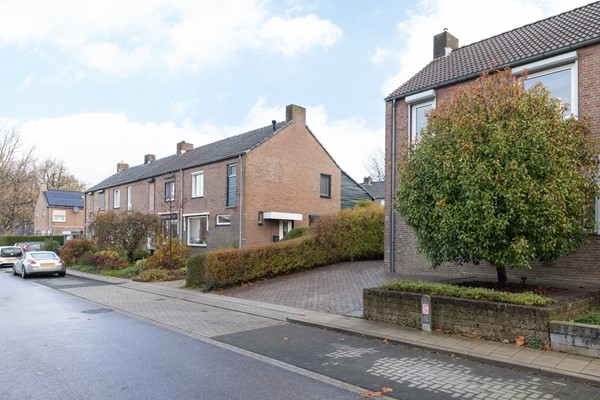 Foto - Verkocht onder voorbehoud: Rustig, aan verkeersluwe straat gelegen, goed onderhouden, half vrijstaande eengezinswoning met zolder, kelder, tuin, garage en
carport in Landgraaf